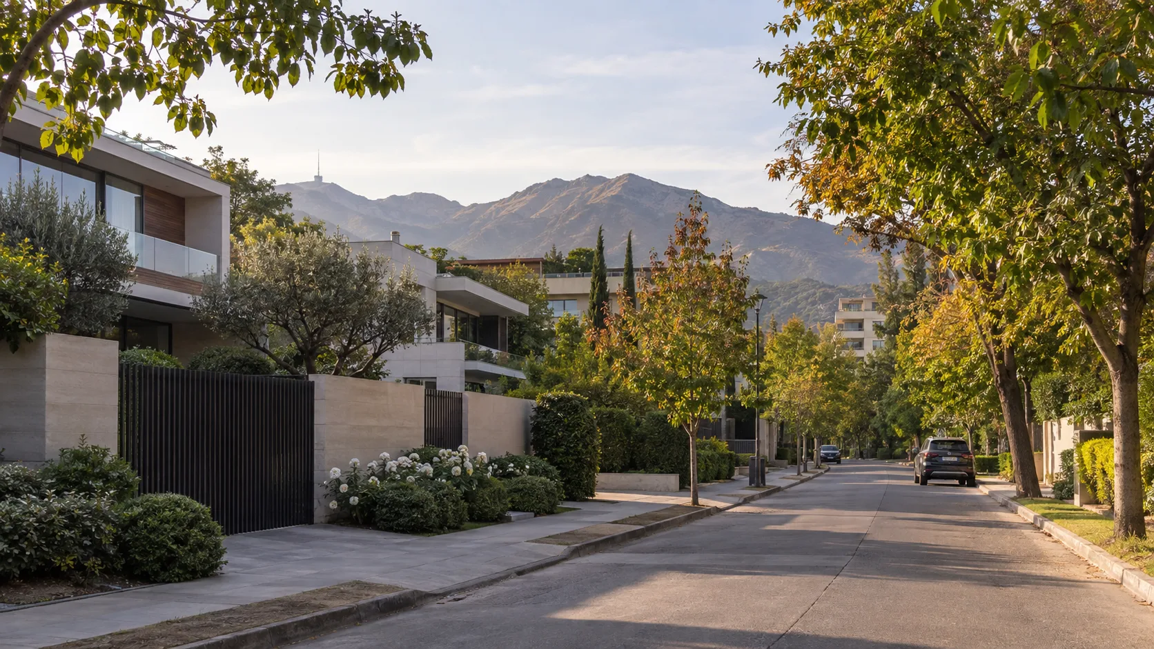 Calle tranquila y jardines de Vitacura